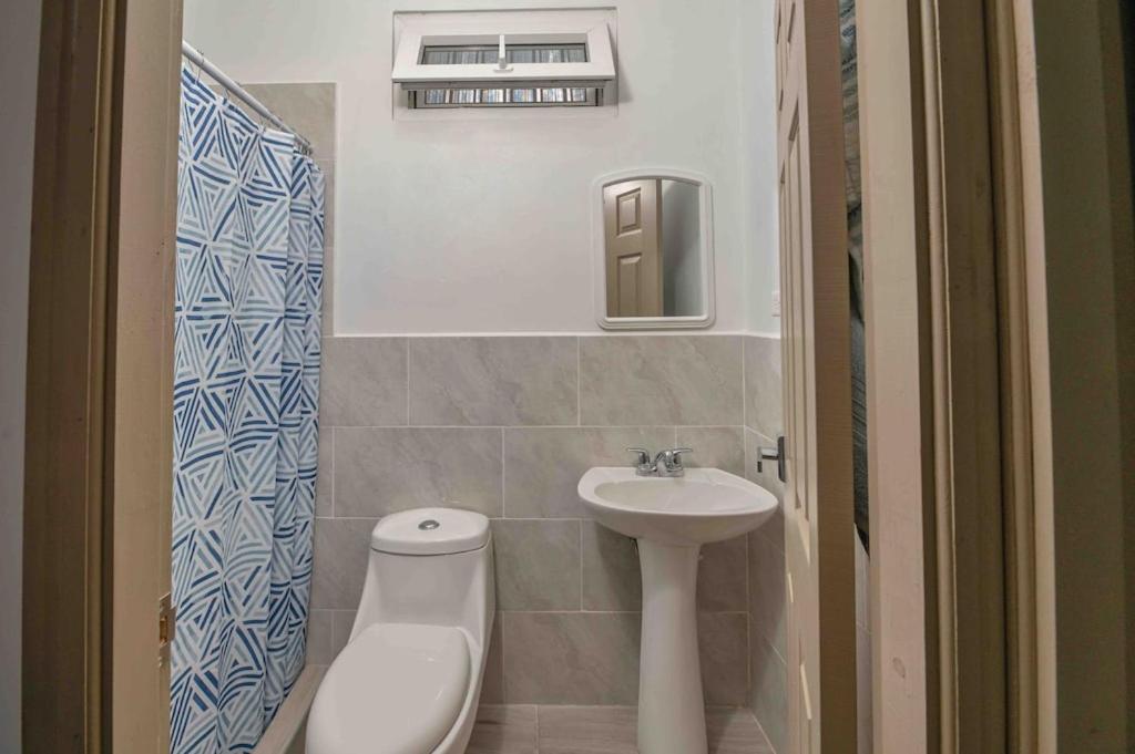 Cozy Beach Villa At The Shores 5 Minutes From The Beach West End Dış mekan fotoğraf