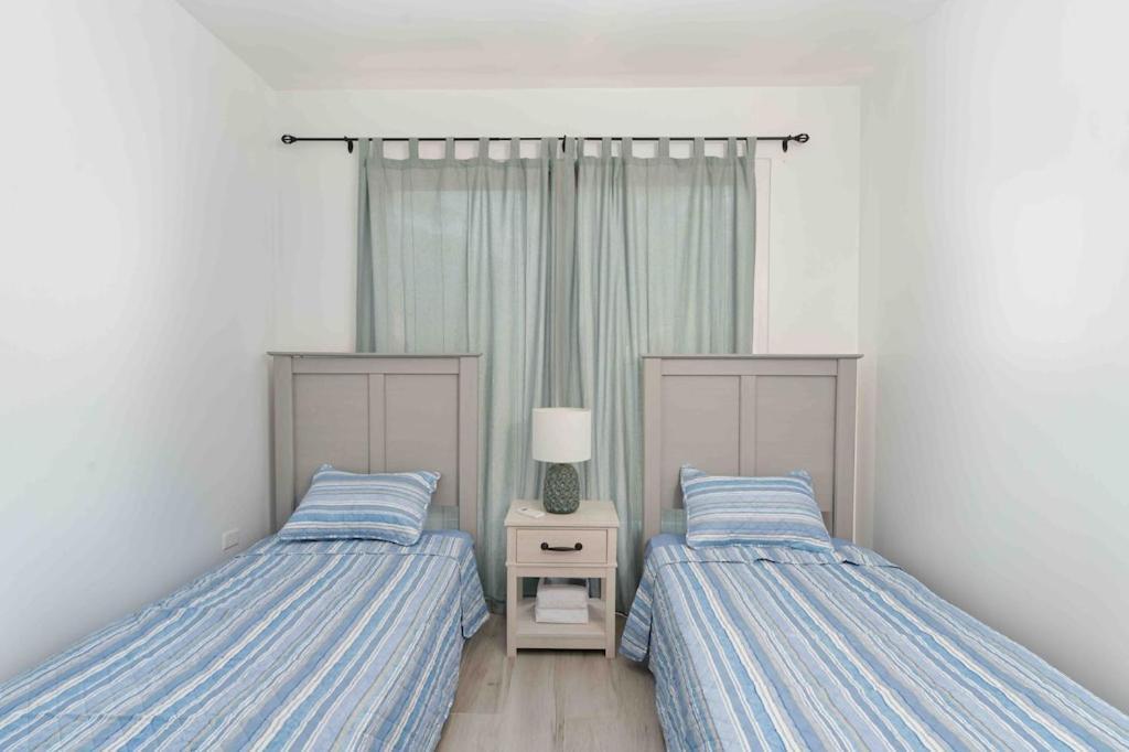 Cozy Beach Villa At The Shores 5 Minutes From The Beach West End Dış mekan fotoğraf